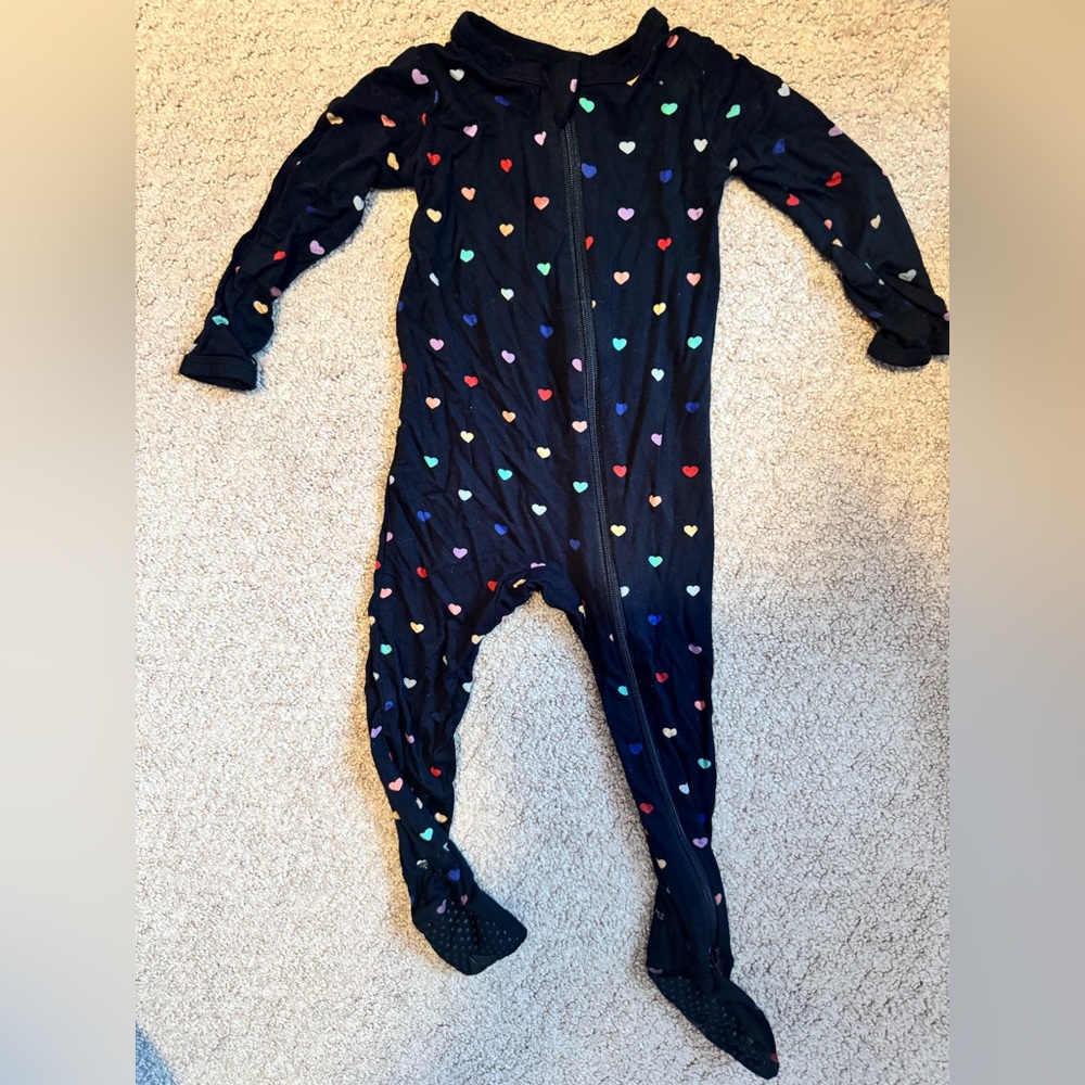 Kyte BABY Zippered Footie in Midnight Rainbow Heart Size 12-18 months